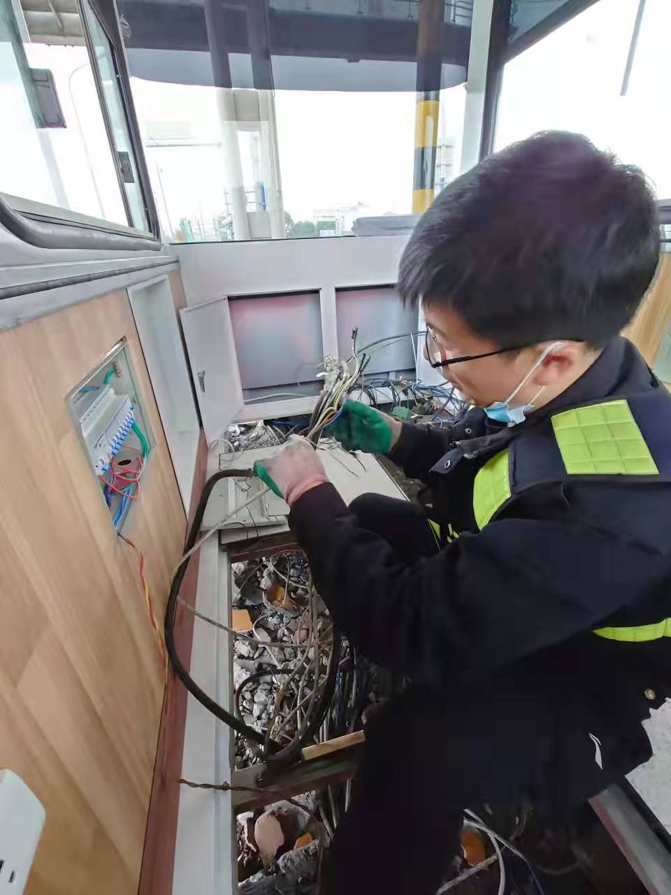 1639623049884583.jpg 搶修人員在接線.jpg