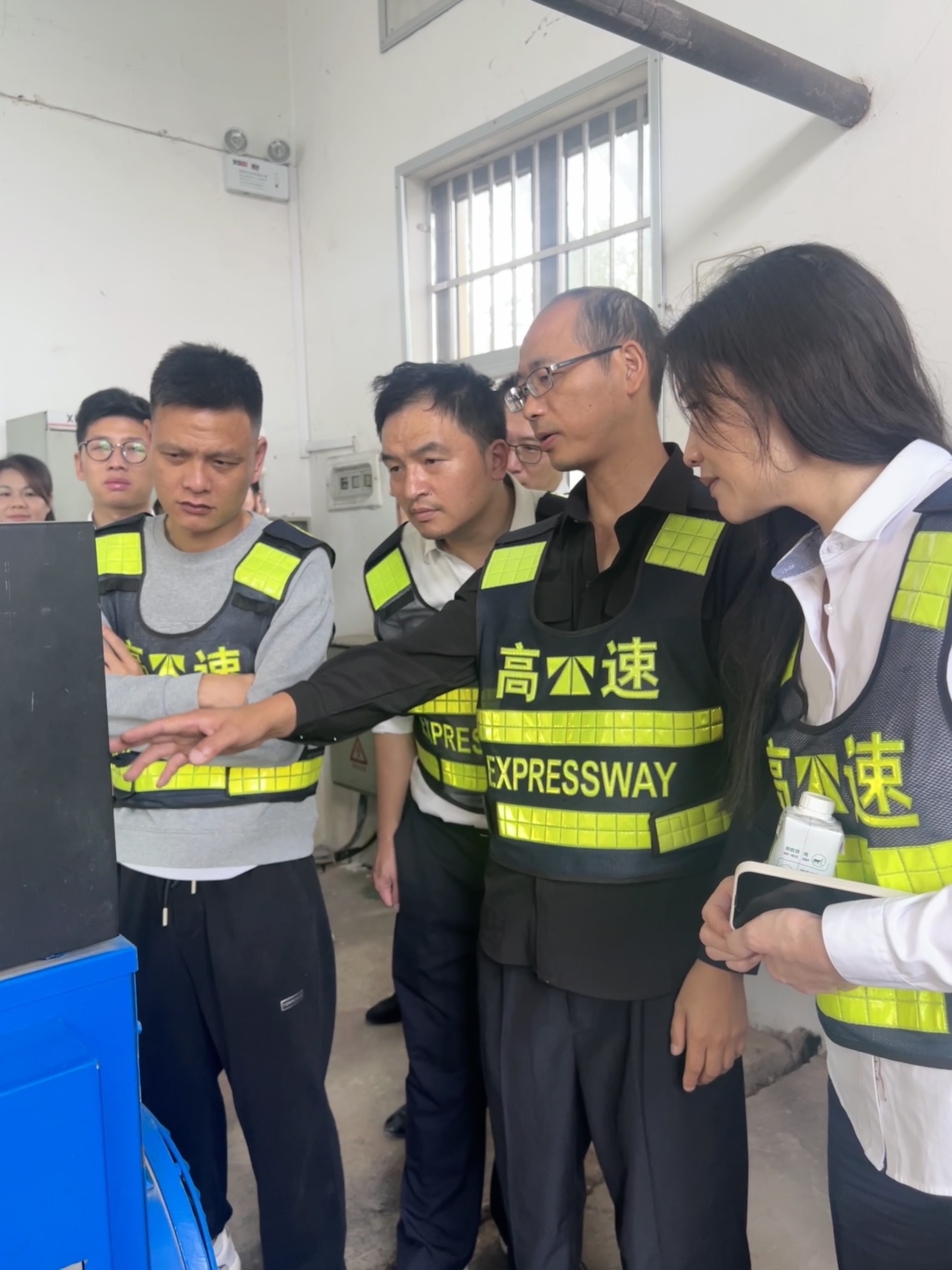 1698719760343205.jpg 講解發電機操作--袁莉攝..jpg