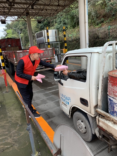 1 圖為志愿者在車道向過(guò)往司乘發(fā)放《高速行車交通安全宣傳單》 陳瑩攝1_副本.jpg