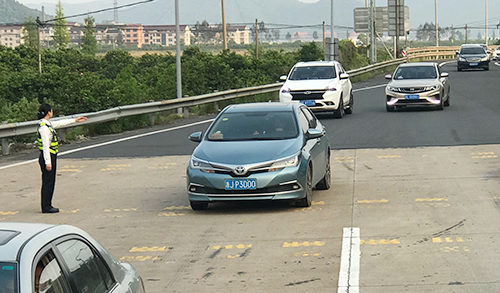 圖為工作人員廣場疏導車輛 陳瑩攝.jpg